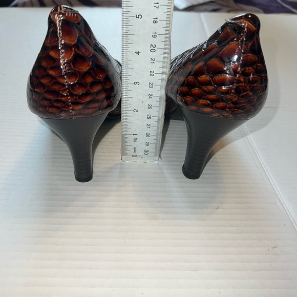 AEROSOLES Brown Heels‎ with Woven Leather Design - Picture 4 of 5